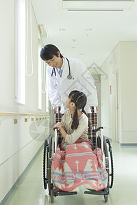 医院走廊上的医生和轮椅上的小女孩图片
