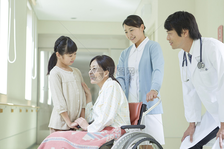 医院走廊上的医生护士和老人儿童图片