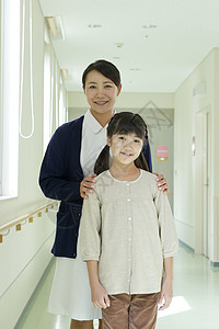 医院走廊上的护士和孩子图片
