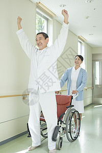 护士陪同患者在医院走廊图片