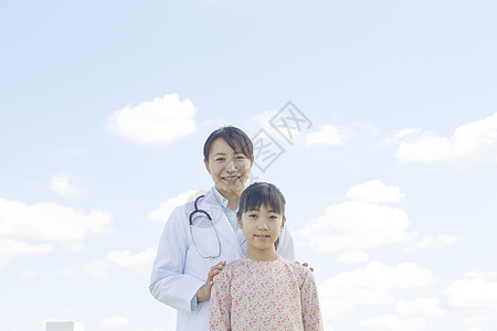 医院屋顶上的医生和孩子图片