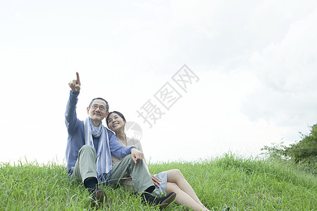 草地上的中老年夫妻图片