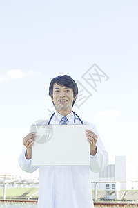 医院屋顶上的职业医生肖像图片