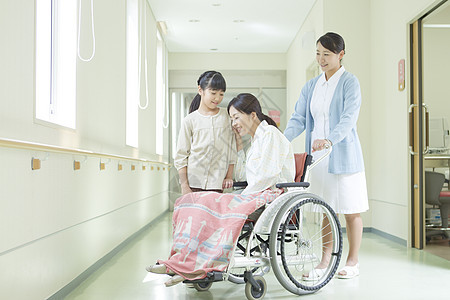 医生在医院走廊陪同患者图片