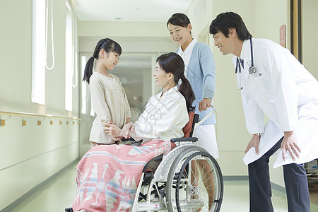 医护人员在医院走廊陪同患者图片