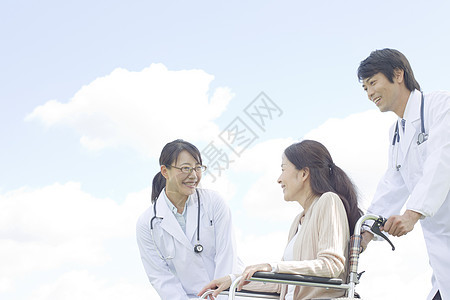 医院屋顶上的医生和患者图片