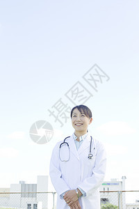 医院屋顶上的女医生图片