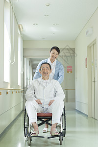 护士推着患者在医院走廊图片
