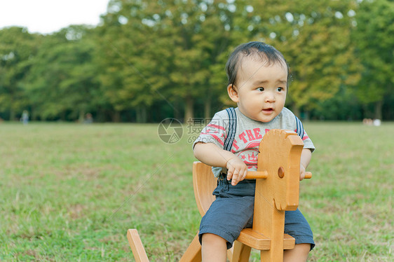 宝宝在公园骑木马图片