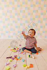可爱宝宝在房间里玩积木图片