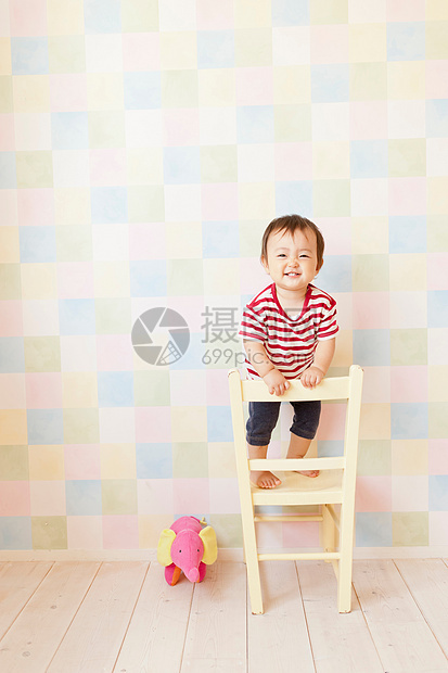 可爱宝宝站在椅子上图片