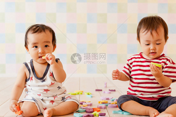 儿童在房间里玩积木图片