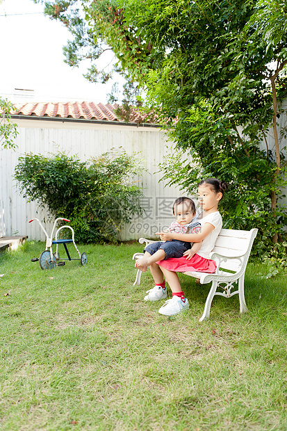 女孩男孩姐弟在花园里玩图片