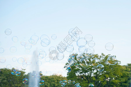 透明泡泡漂浮在户外背景图片