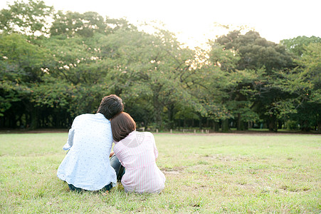 女神晚上好情侣公园约会背影背景