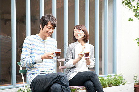 情侣户外露台上放松身心喝咖啡图片