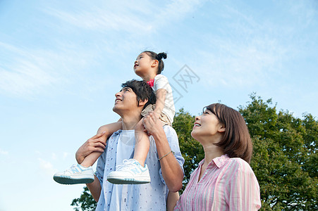 公园背景仰望天空的一家人背景