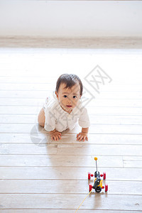 婴儿在客厅地板上爬行图片