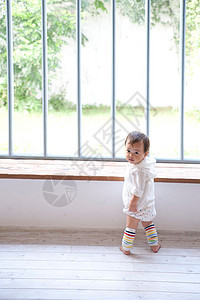 婴儿宝宝在客厅窗户前玩图片