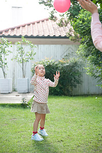 花园里的小女孩玩皮球图片