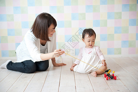 妈妈陪孩子在儿童房玩耍图片