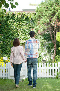 花园里的情侣背影背景图片
