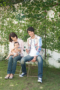 在花园休息的家庭背景图片