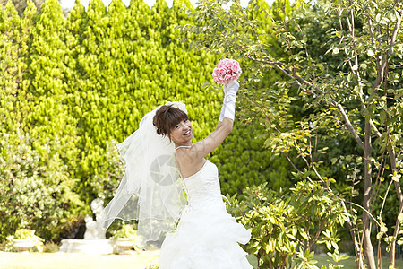 新娘扔婚礼花束图片