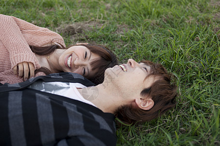 一对夫妇躺在草坪上图片