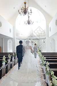 教堂里的新娘和父亲背影图片