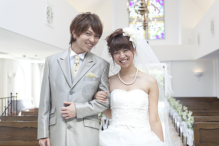 婚礼教堂里的新娘和新郎图片