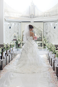 新娘站在婚礼教堂图片