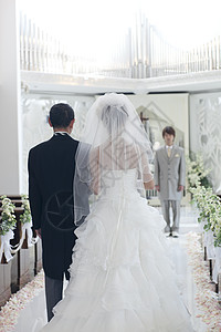 红毯秀步入礼堂的新娘和父亲背影背景