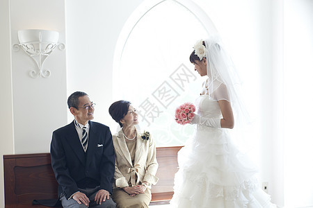 新娘和参加婚礼的父母图片