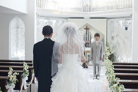 步入礼堂的新娘和父亲背影图片