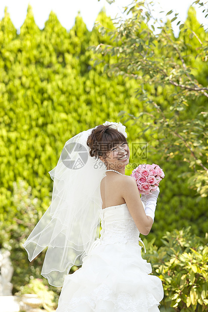 幸福的新娘和花束图片