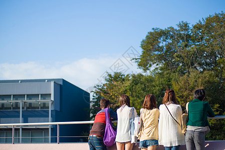 青春大学生校园形象背影图片