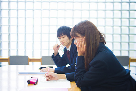 高中学生在图书馆学习图片