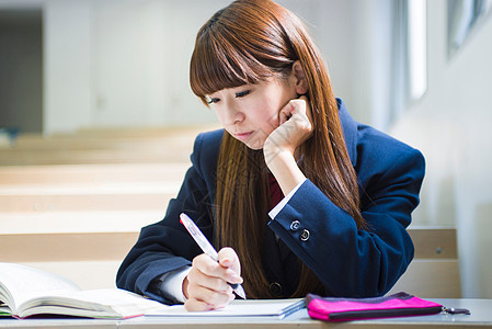 为入学考试学习的女高中生图片