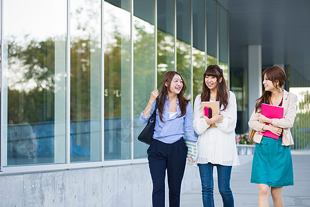 轻松散步的女子大学生校园形象图片