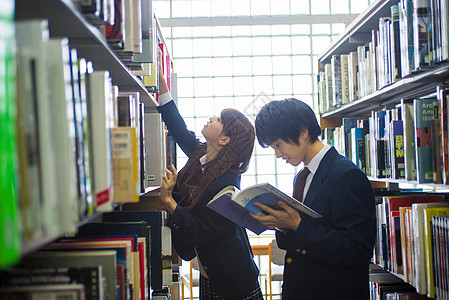 高中学生在图书馆学习图片