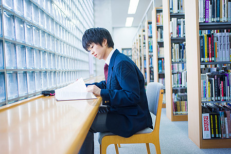 高中学生在图书馆学习图片