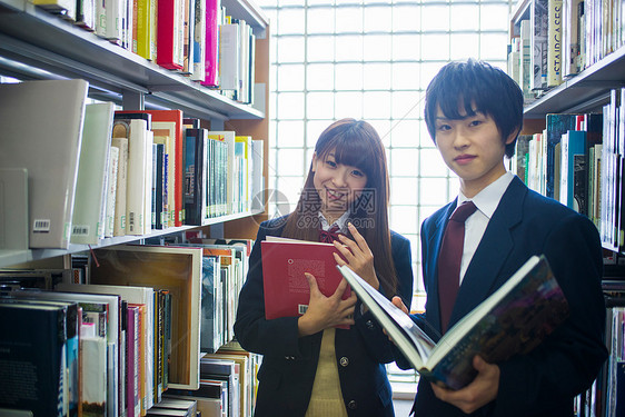 寻找书籍的高中学生在图书馆里图片