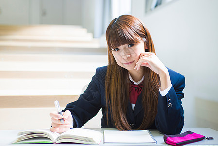 高中女生教室学习形象图片