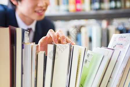 高中学生在图书馆里寻找书籍特写图片