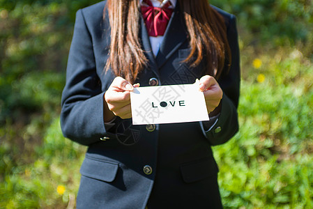 学校女高中学生递贺卡特写图片