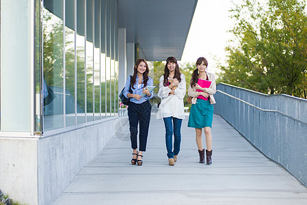 女子大学校园走路形象图片