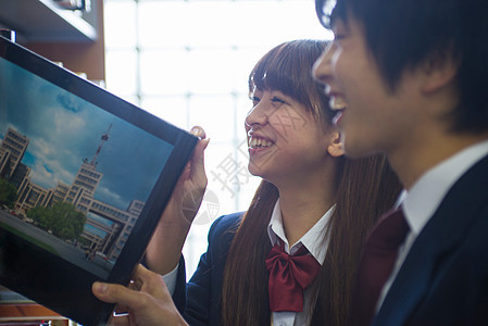 高中学生在图书馆找书背景图片