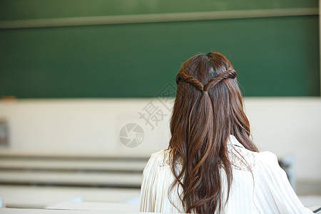女生背影黑白青春大学生教室上课背影背景
