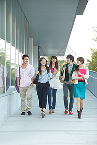 大学生校园散步形象图片